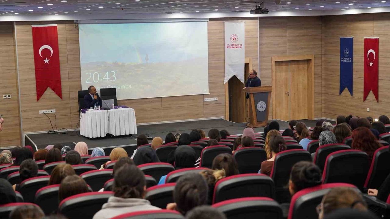 Rektörler Akkaya ve Alican KYK yurtlarındaki öğrencilerle 'Gençlerle Baş Başa' programında bir araya geldi