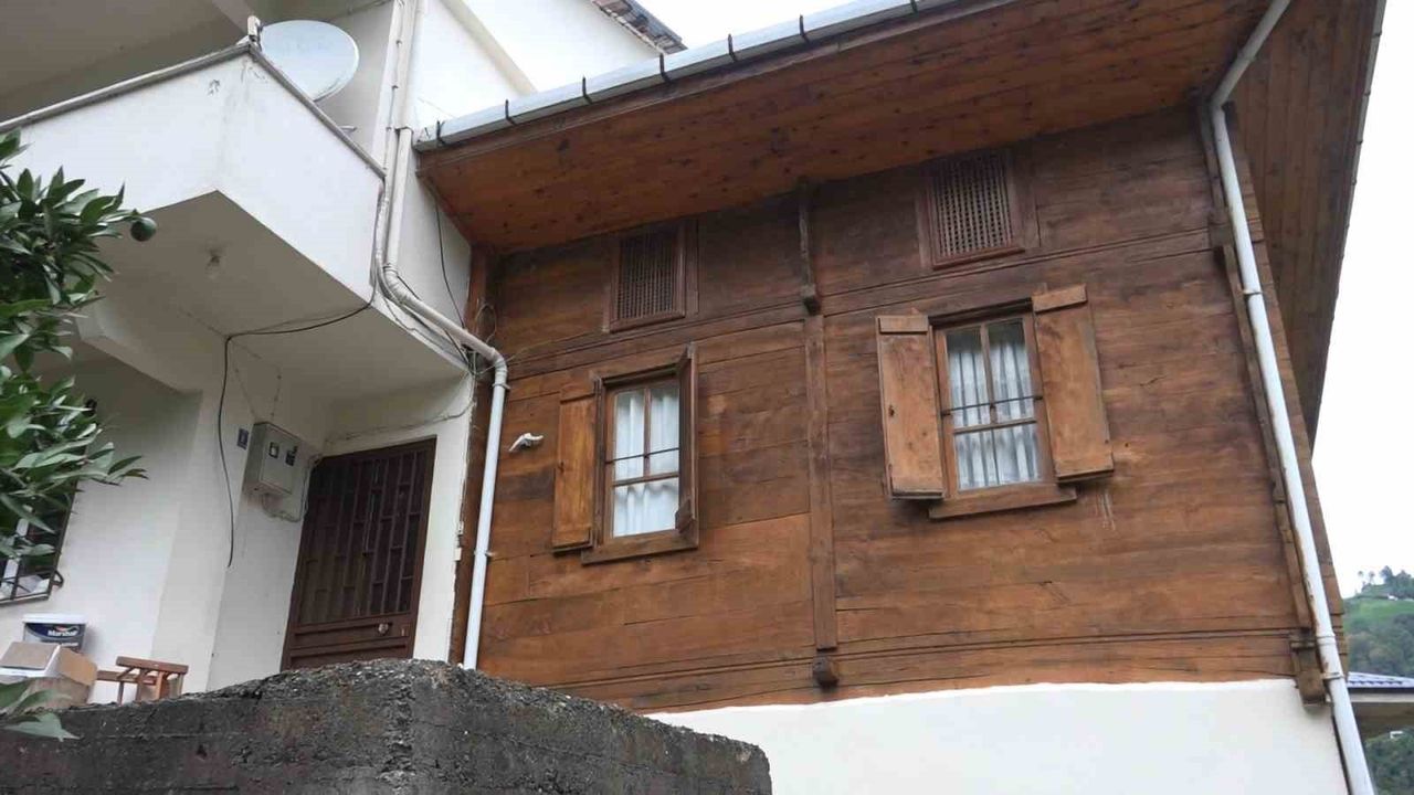 Rize Çayeli'de aile, babadan kalan ahşap evi koruyarak arkasına yeni bina ekledi