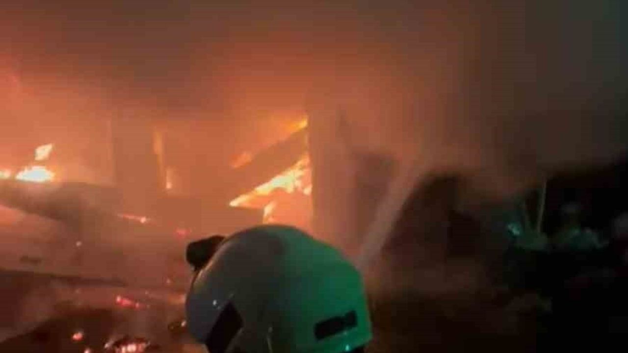 Rize'de 3 Katlı Binanın Kömürlüğünde Çıkan Yangın İtfaiye ile Kontrol Altına Alındı