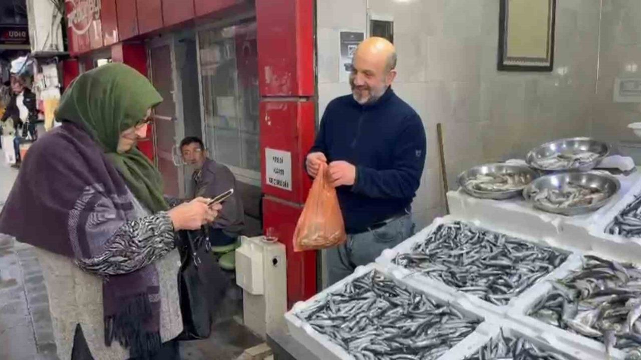 Rize'de hamsi bolluğu: Tezgâhlarda kilogram 50 TL'ye düştü, esnaf ve vatandaş memnun