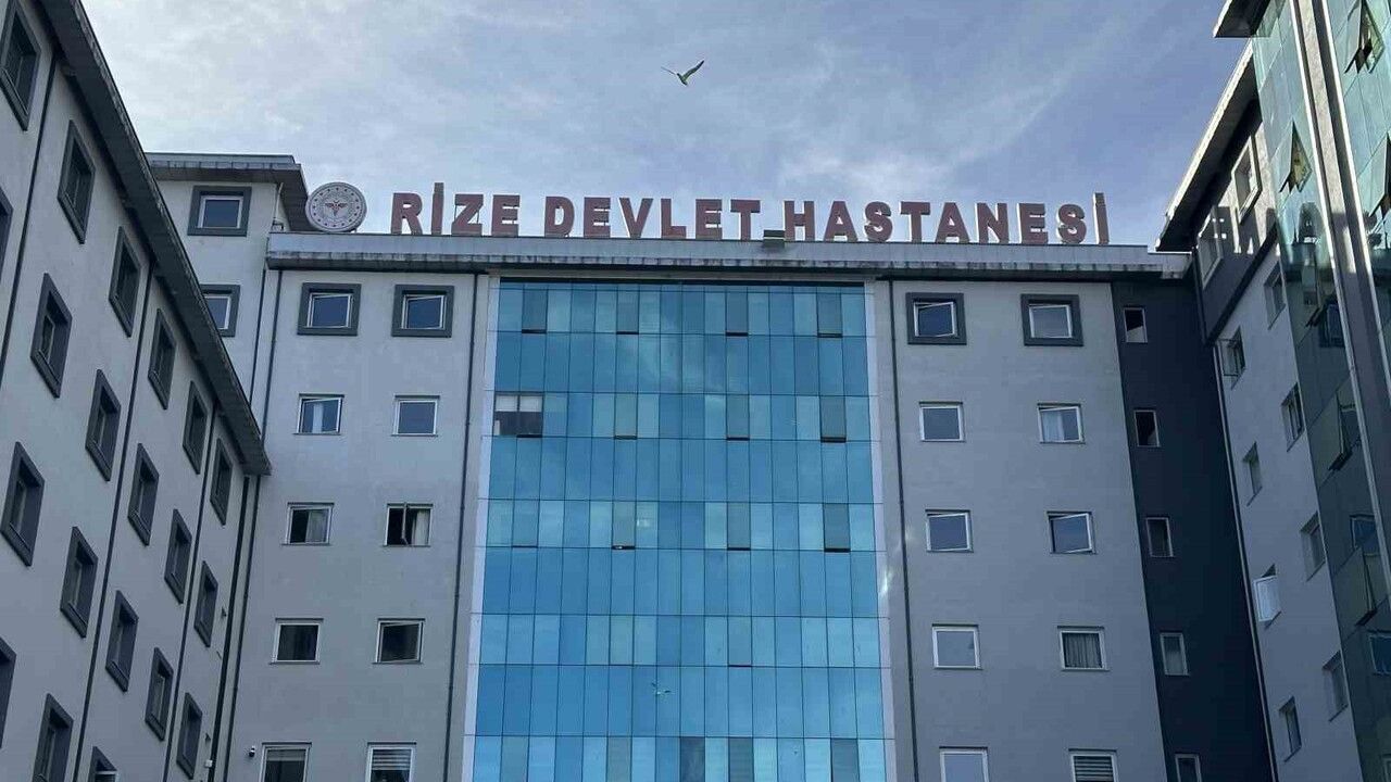 Rize'de kız öğrenci yurdunda 40 öğrenci yemekten zehirlenme şüphesiyle hastaneye kaldırıldı