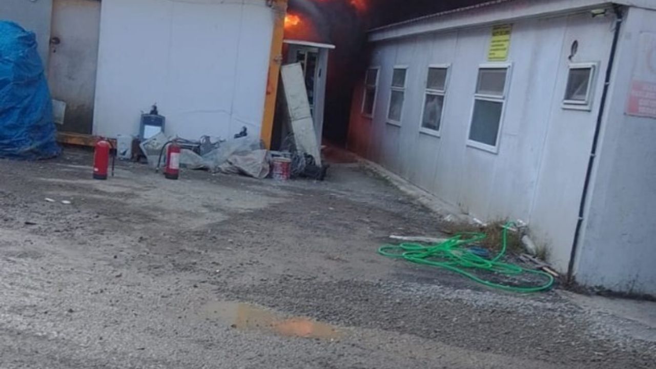 Rize'nin Güneysu ilçesinde inşaat şantiyesinde yangın söndürüldü