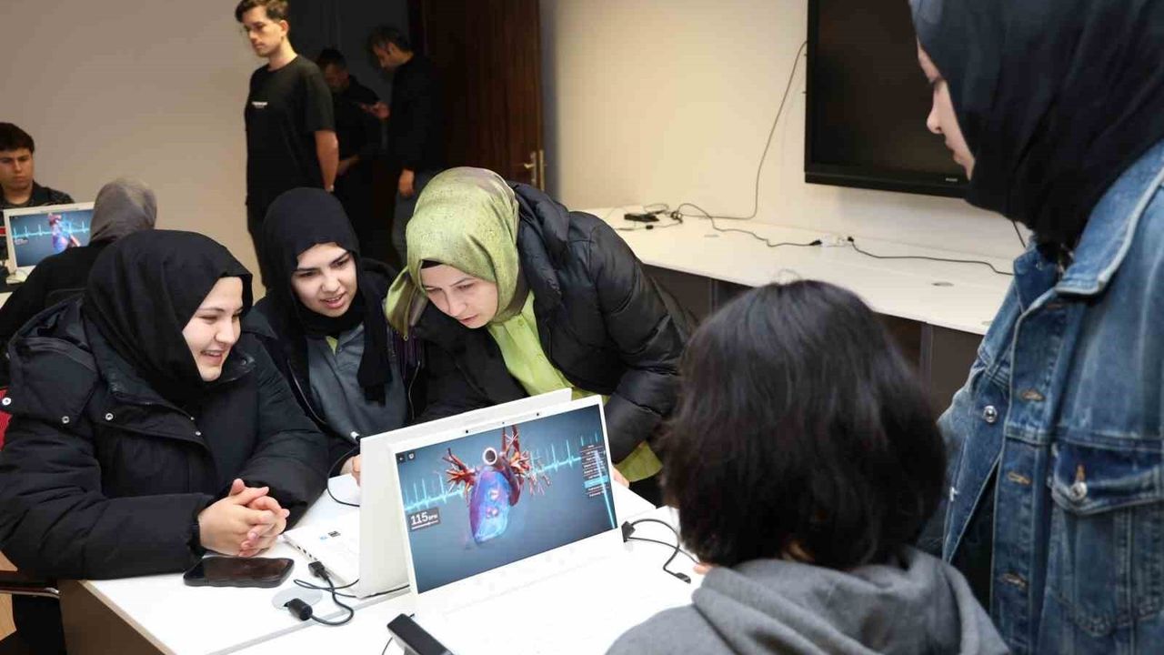 Safir Koleji öğrencileri Düzce Üniversitesi kampüsünü inceledi: Botanik Bahçe, XR Laboratuvarı ve Mühendislik gezisi