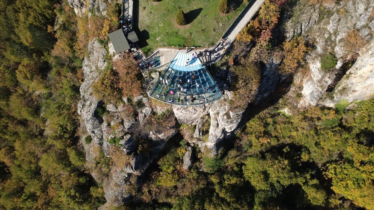 Safranbolu İncekaya Kanyonu'ndaki Cam Seyir Terası Sonbahar Manzaralarını Sunuyor