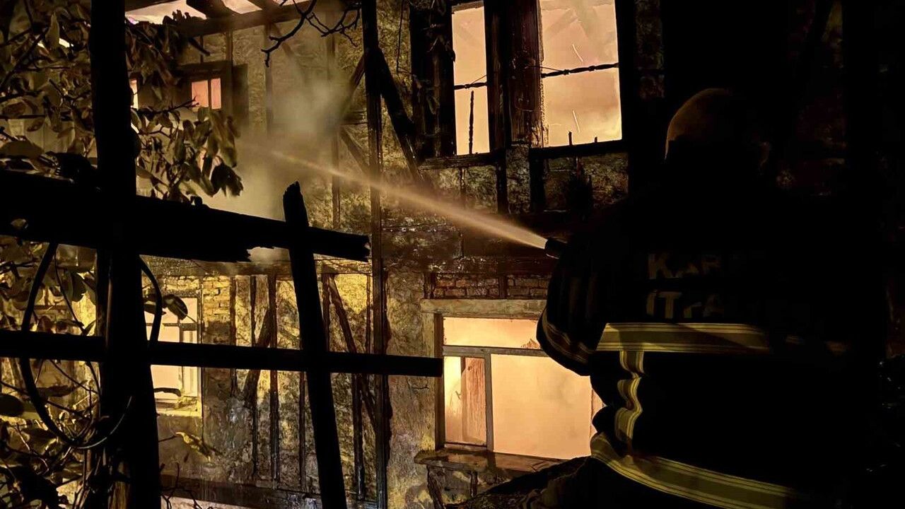 Safranbolu Kalealtı Akseki Sokak'ta iki katlı ahşap evde yangın: söndürme çalışmaları sürüyor