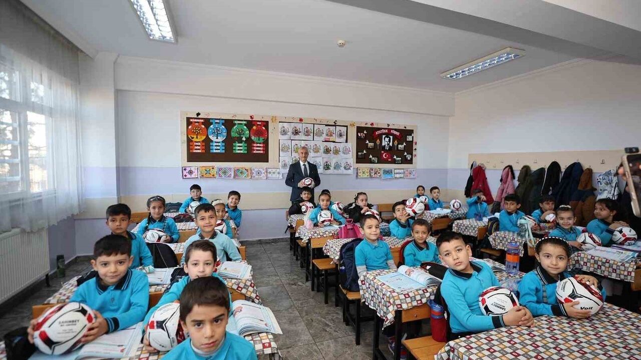 Şahinbey'de Temizlik Sizden Top Bizden projesi: Okulunu temiz tutan ilkokul öğrencilerine futbol topu