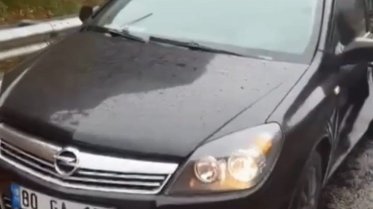 Saimbeyli'de daha önce 4 öğretmenin hayatını kaybettiği bölgede yeniden kaya düştü, bir otomobil hasar gördü