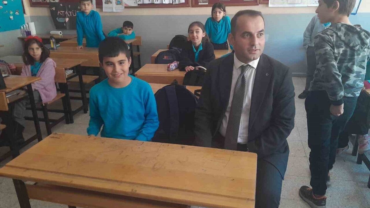 Saimbeyli'de protokolden otizmli öğrenci Muhammed Şener'e doğum günü sürprizi