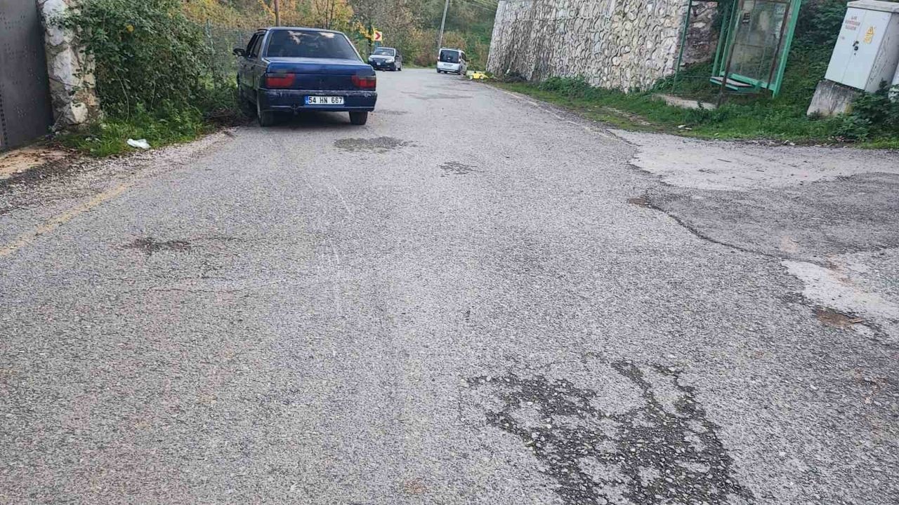 Sakarya Akyazı'da otomobilin çarptığı akülü araçtaki 10 yaşındaki çocuk ağır yaralandı