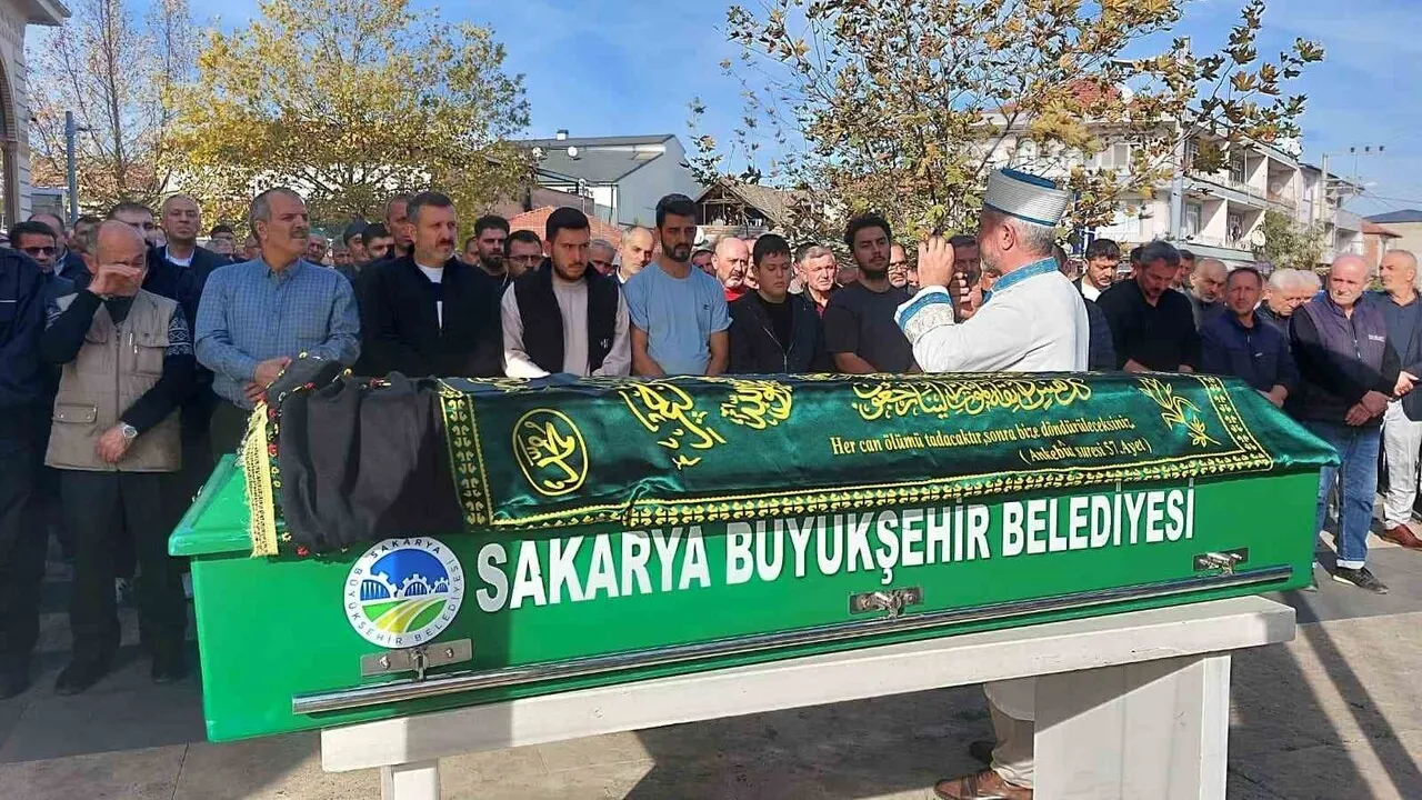 Sakarya Akyazı'da şarampole devrilen araçta yaşamını yitiren 68 yaşındaki kadın uğurlandı