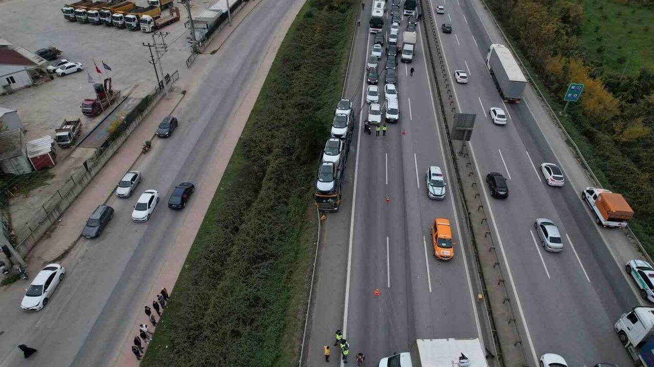 Sakarya'da Anadolu Otoyolu'nda nakliyat kamyoneti devrildi; Ankara yönünde uzun araç kuyruğu oluştu