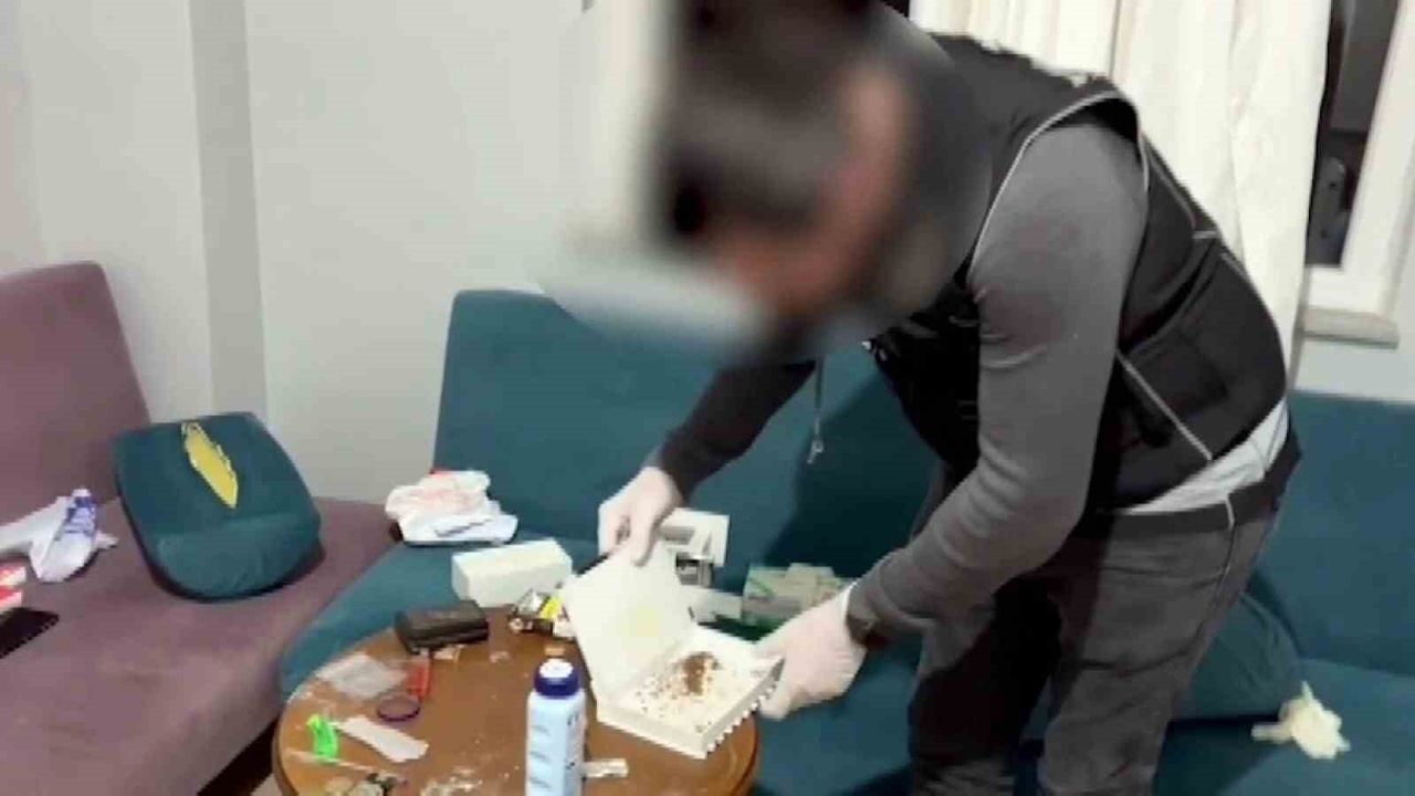 Sakarya'da iki uyuşturucu operasyonu: Şüpheliler yakalandı, maddeleri klozete dökme anları kayıtlandı