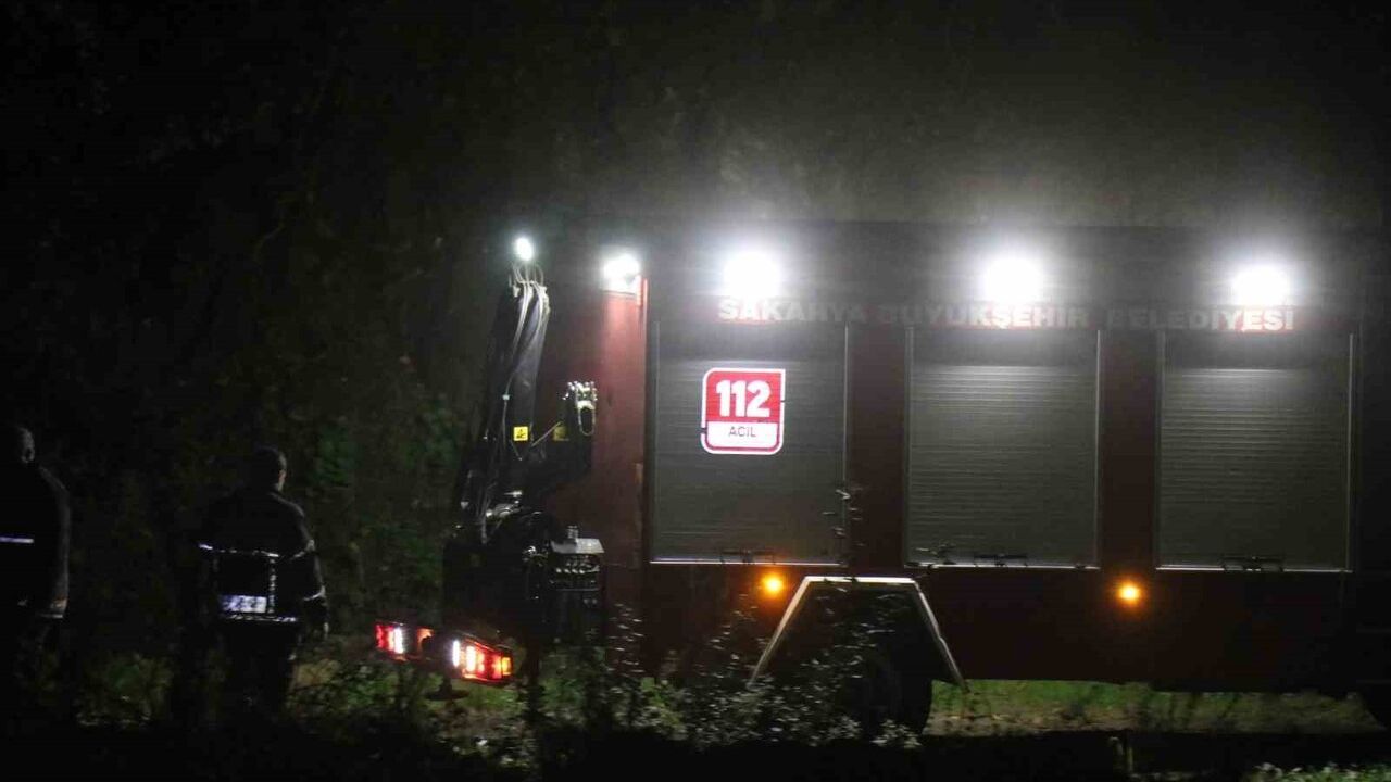 Sakarya'da ormanlık alanda tüfek ve kan izi bulunan aracın sahibi, aracın 150 metre aşağısında ölü bulundu