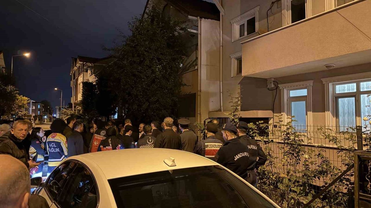 Sakarya'da şehit Astsubay Akın Karakuş'un baba ocağına Türk bayrağı asıldı