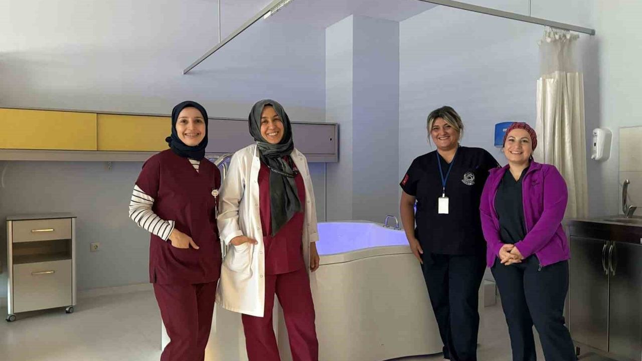 Sakarya Eğitim ve Araştırma Hastanesi'nde suda doğum uygulaması yeniden başladı