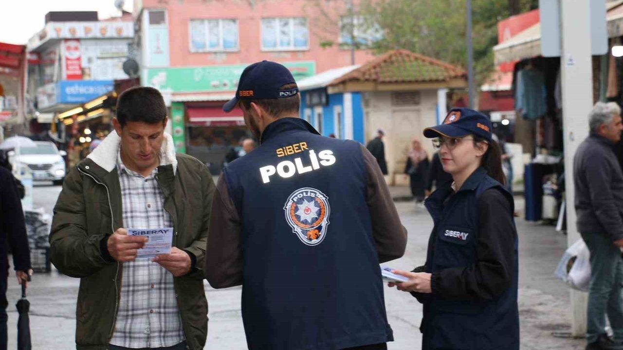 Sakarya Emniyeti Adapazarı'nda SİBERAY ile vatandaşları siber tehditlere karşı bilgilendirdi