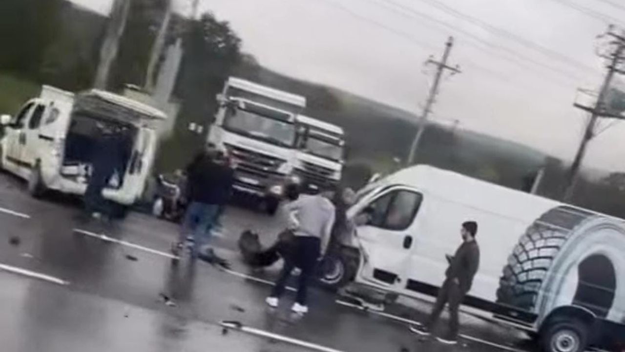 Sakarya Hendek'te D-100 Karayolunda 3 Araçlı Zincirleme Kaza: 2 Yaralı