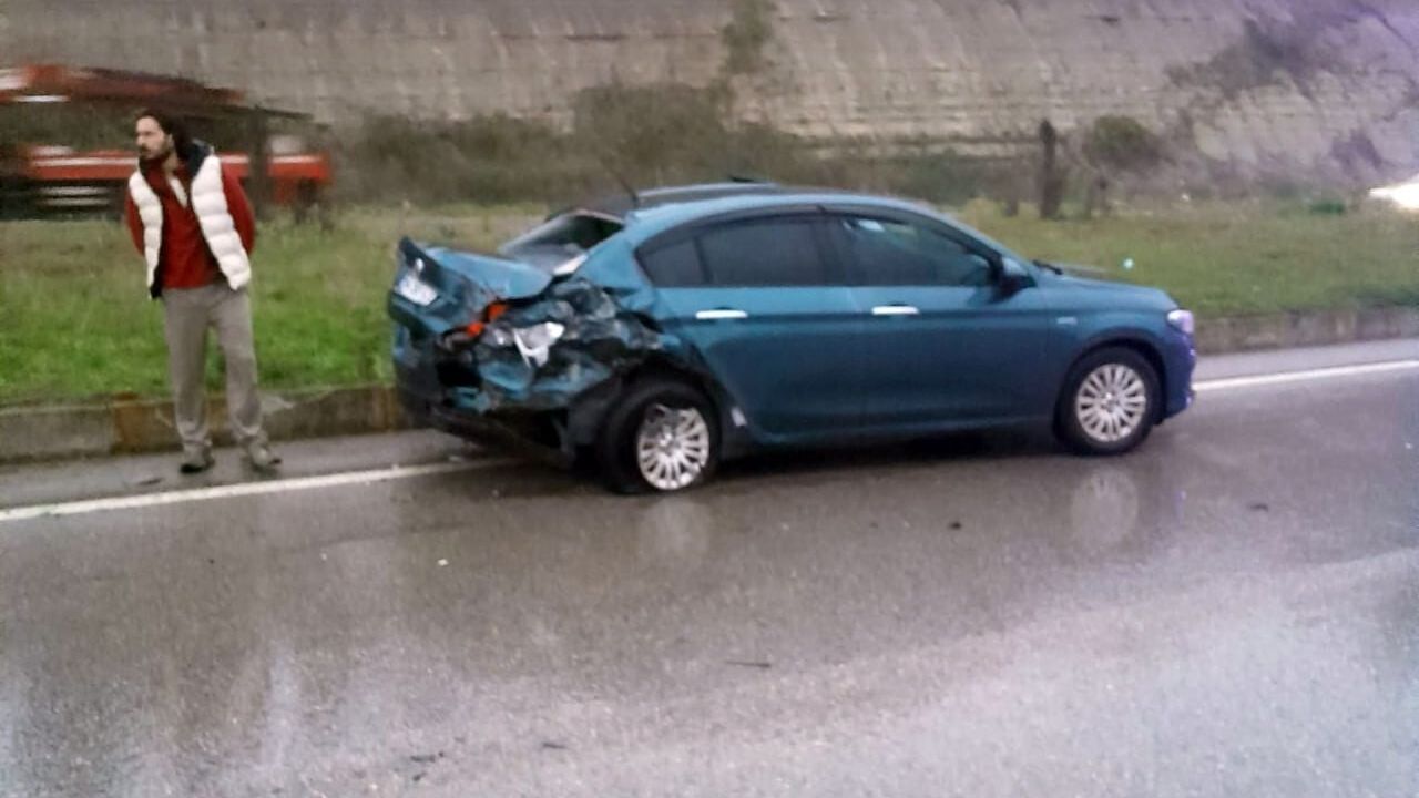 Sakarya Karasu'da otomobil ve minibüs çarpıştı: 4 kişi yaralandı