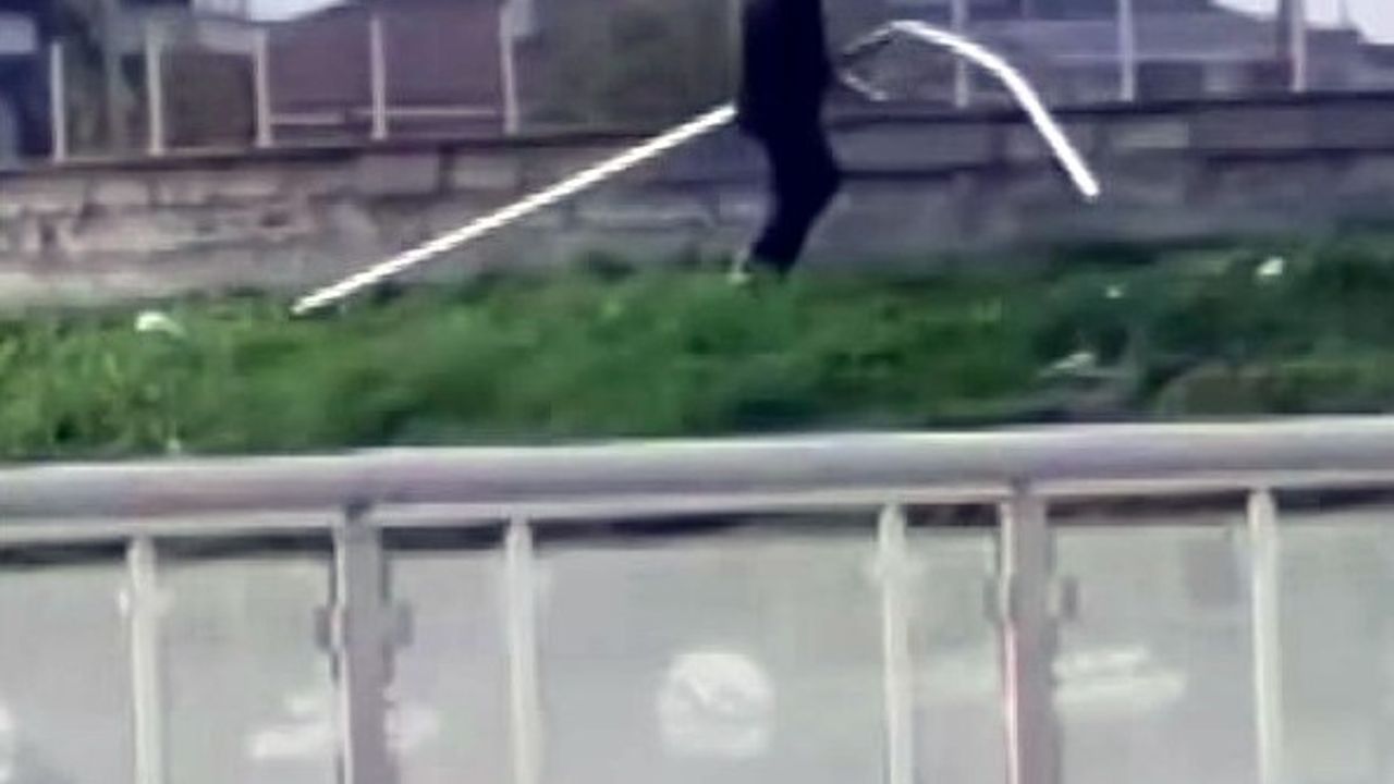 Sakarya Serdivan'da parkta korkulukları yerinden söken kişi cep telefonuyla kaydedildi