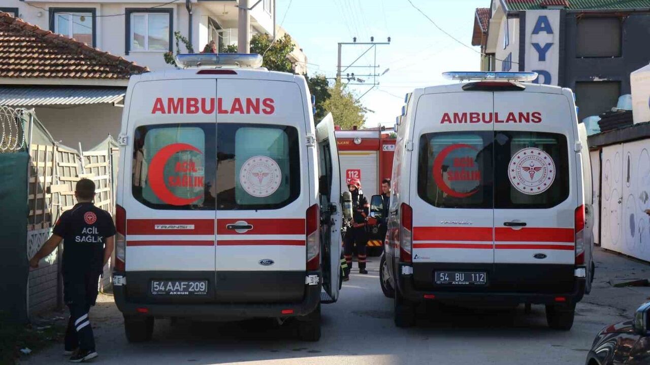 Sakarya Serdivan'da priz kaynaklı yangında engelli aile komşuların müdahalesiyle kurtarıldı