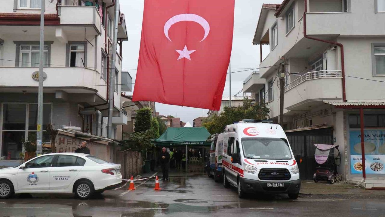 Sakaryalı Şehit Astsubay Akın Karakuş’un Mahallesi Türk Bayraklarıyla Donatıldı