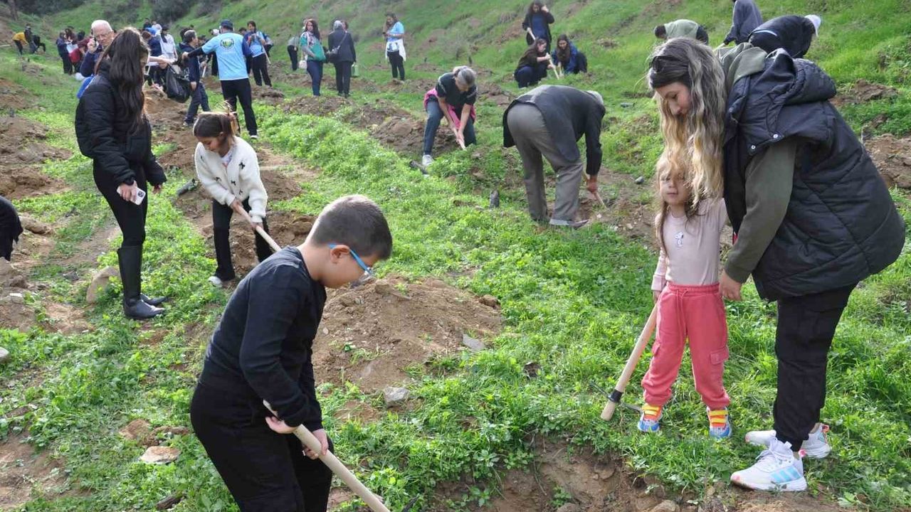 Salihli'de 11 Kasım Milli Ağaçlandırma Günü'nde 600 fidan toprakla buluştu
