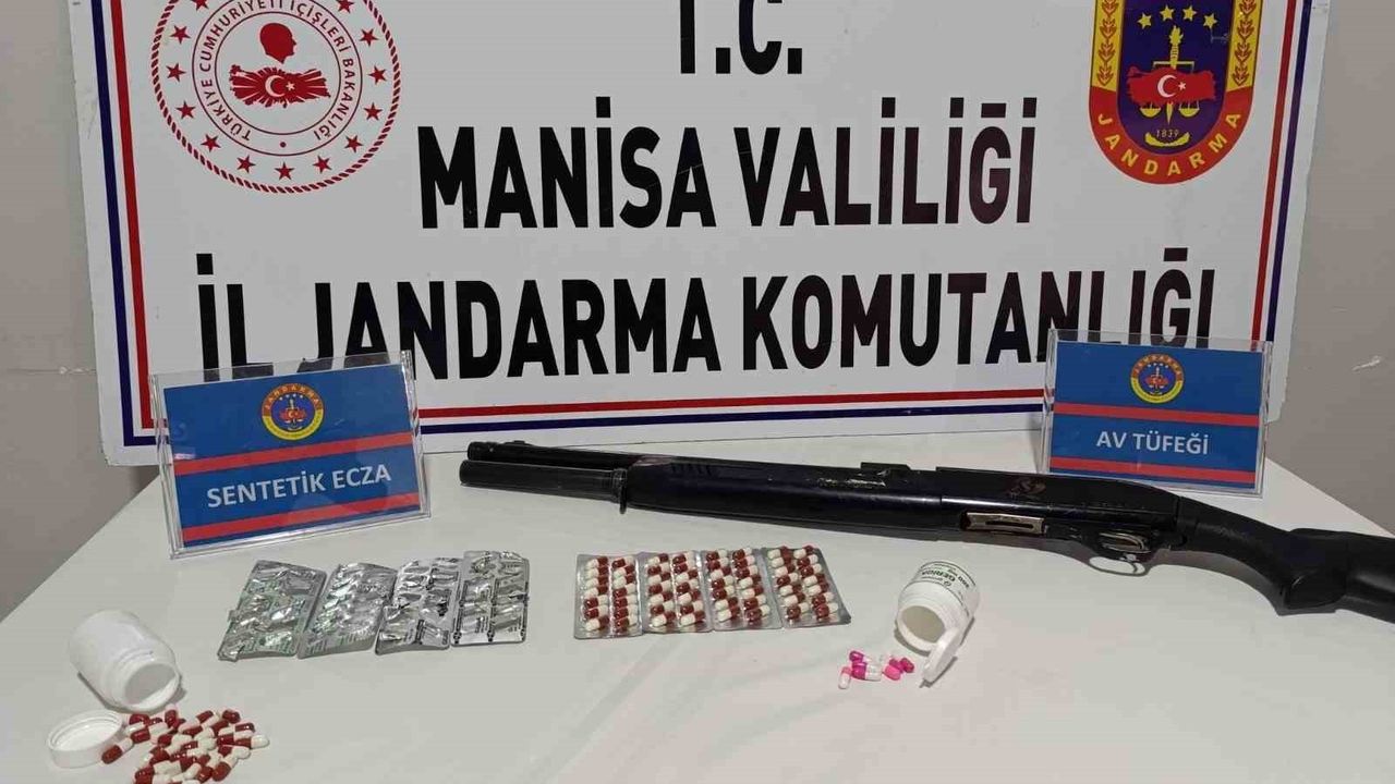 Salihli'de jandarma operasyonunda 91 uyuşturucu hap ve av tüfeği ele geçirildi