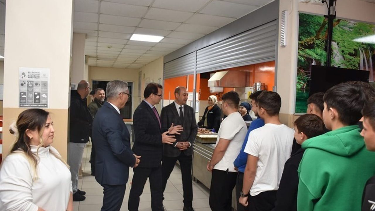 Salihli Kaymakamı Ali Gündoğan, Merkez Anadolu Lisesi Pansiyonunda Öğrencilerle Yemekte Buluştu