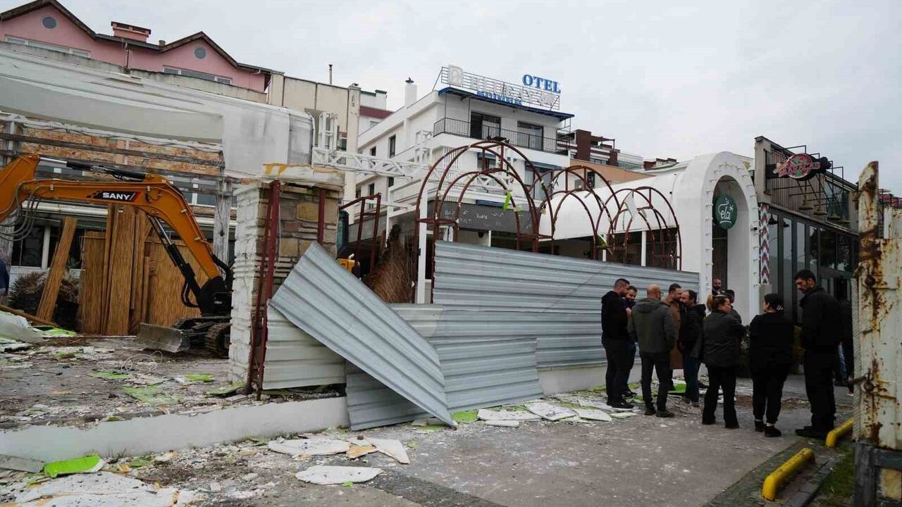 Samsun Atakum'da "Maracas" eğlence mekanının mahkeme kararıyla yıkımı başladı