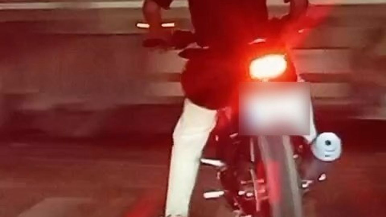 Samsun Canik'te kırmızı ışıkta patinaj yapan motosiklet sürücüsü görüntülendi