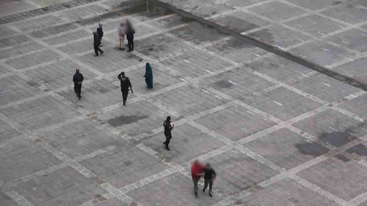 Samsun Cumhuriyet Meydanı'nda uçan tekmeyle başlayan kavga polis müdahalesiyle sonlandırıldı