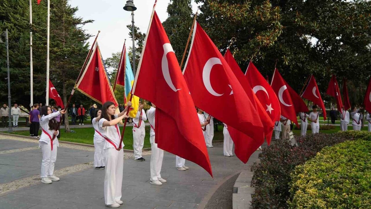 Samsun'da 24 Kasım Öğretmenler Günü Atatürk Anıtı'nda Törenle Kutlandı