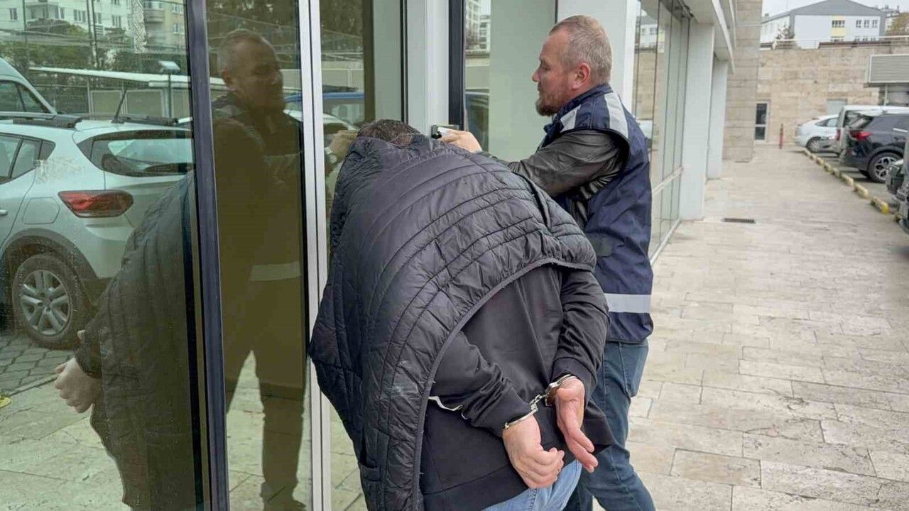Samsun'da evinde 880 gram metamfetamin ele geçirilen şahıs adliyeye sevk edildi