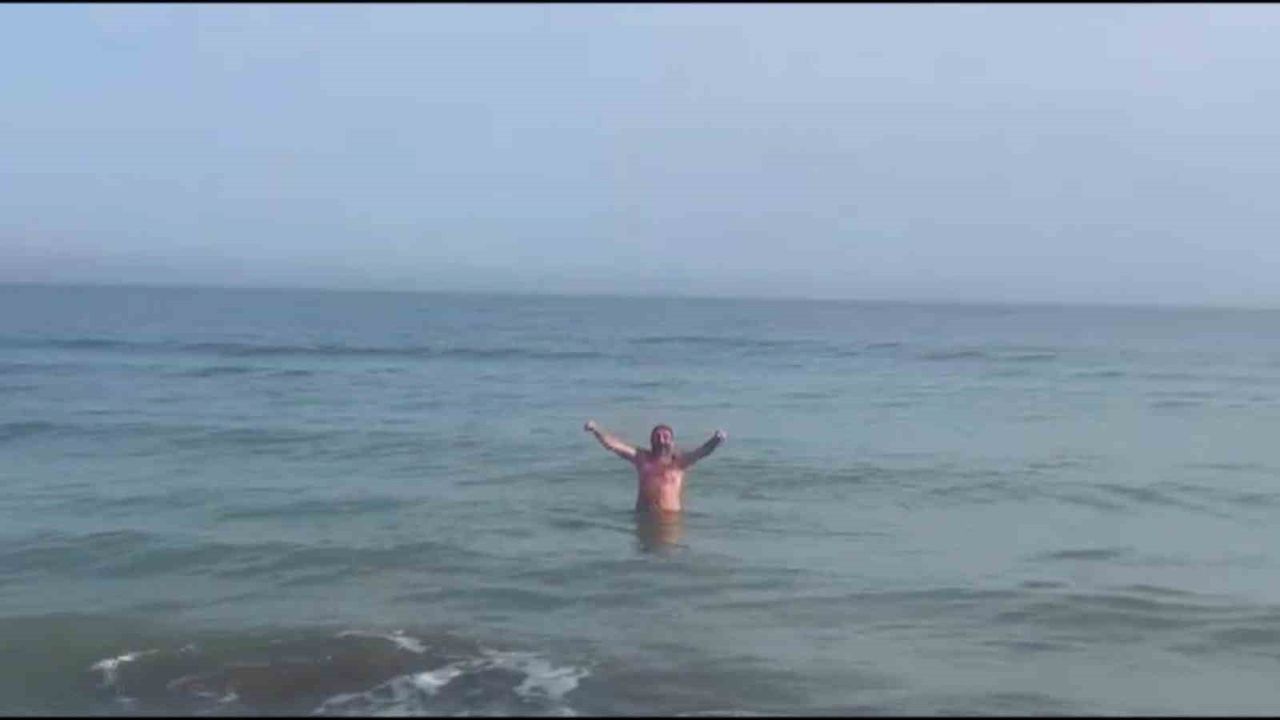 Samsun'da Kasım ortasında denize giren vatandaş güneşli havanın tadını çıkardı