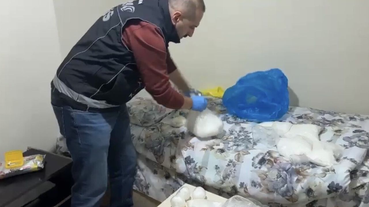 Samsun'da narkotik ekipleri iki zula evini çökertti: 8 kg metamfetamin ele geçirildi