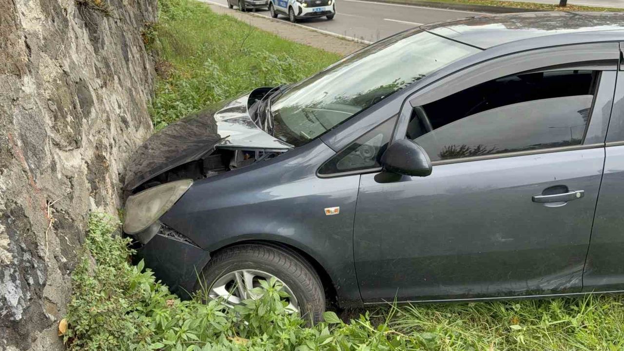 Samsun'da otomobil istinat duvarına çarptı — İdmana giden Samsun Türk Telekom oyuncusu yaralandı