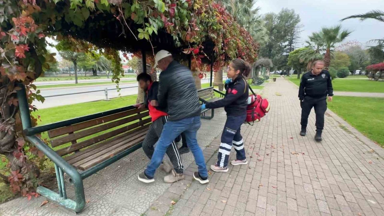 Samsun'da parkta alkol aldıktan sonra sızan kişi Gazi Devlet Hastanesi'ne kaldırıldı