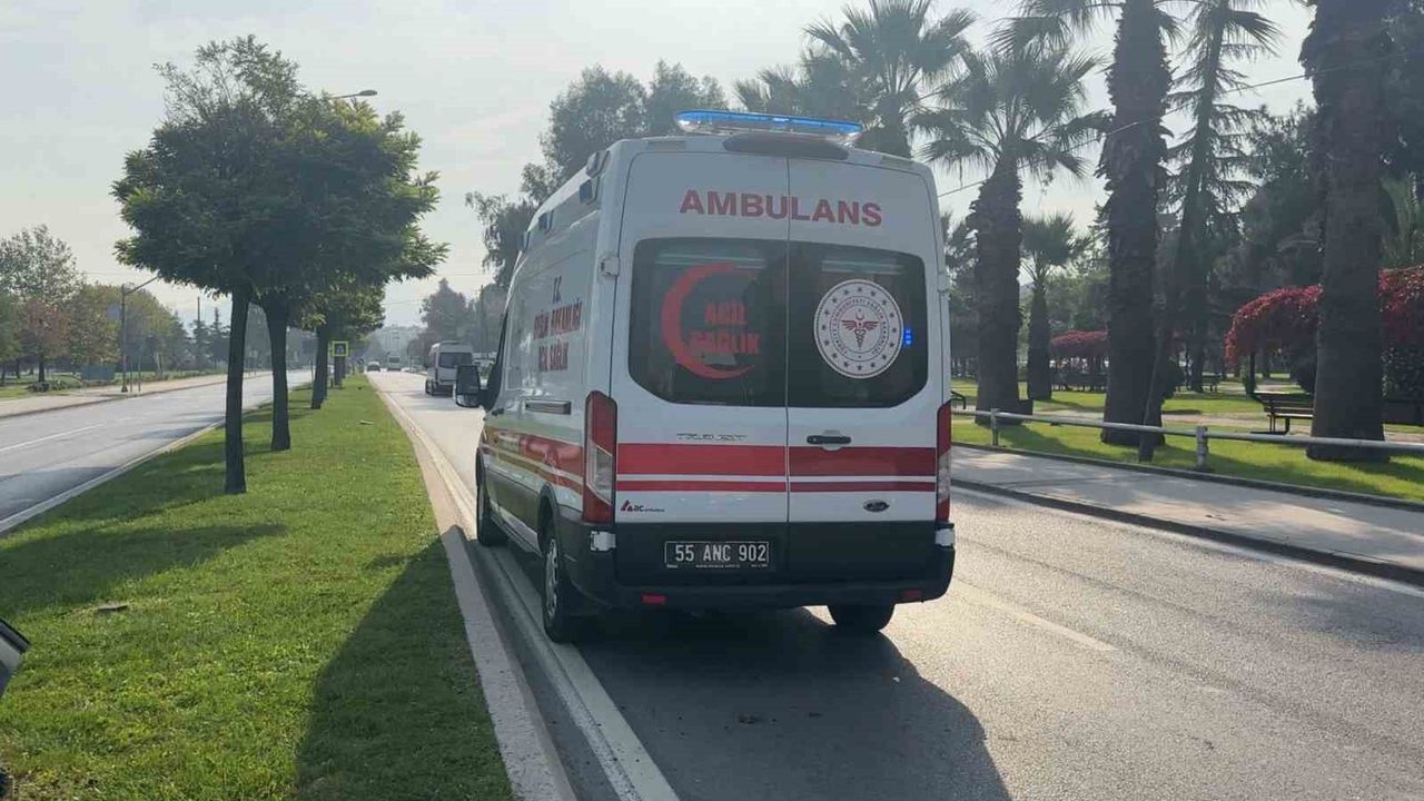 Samsun’da yayaya çarpmamak için frenleyen sürücü direğe çarptı; 1 yaralı