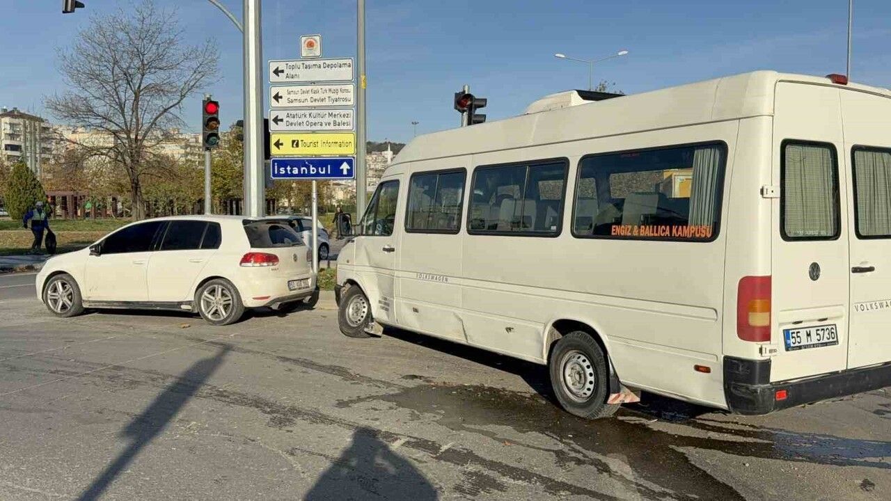 Samsun İlkadım'da minibüs ile otomobil çarpıştı: 1 yaralı