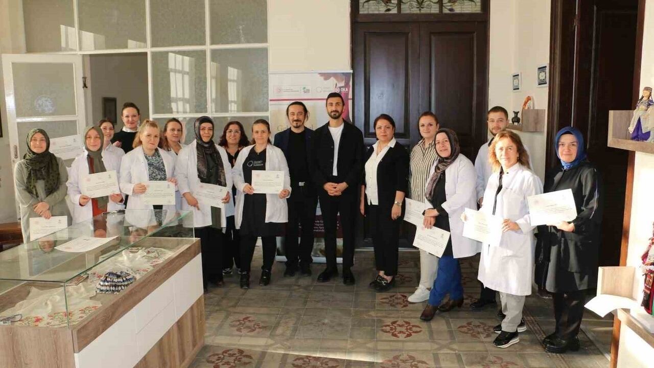 Samsun Olgunlaşma Enstitüsü'nde kenevir lifiyle geleneksel kağıt yapımı eğitimi
