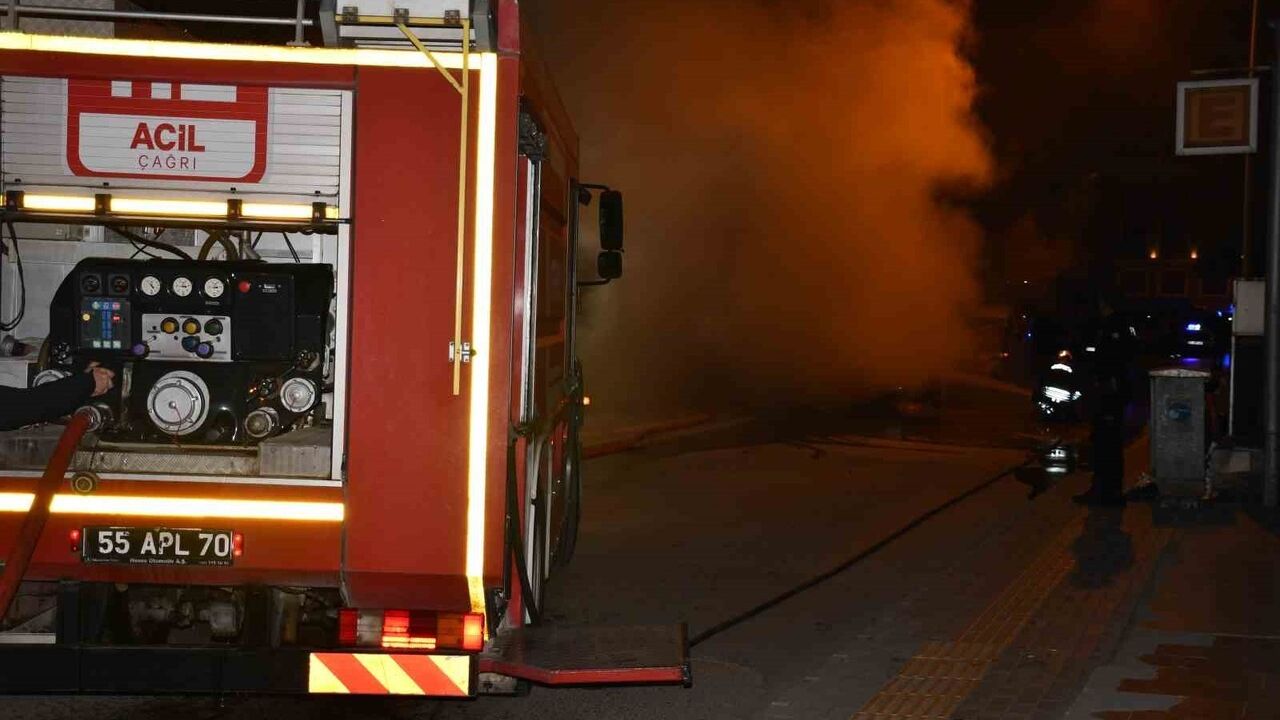 Samsun Vezirköprü'de park halindeki otomobil yangında küle döndü
