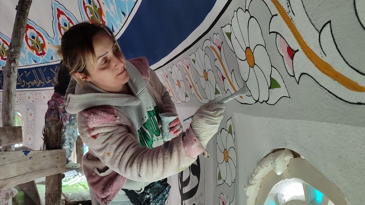 Samsunlu kadın nakkaşlar cami tavanlarını motiflerle süslüyor