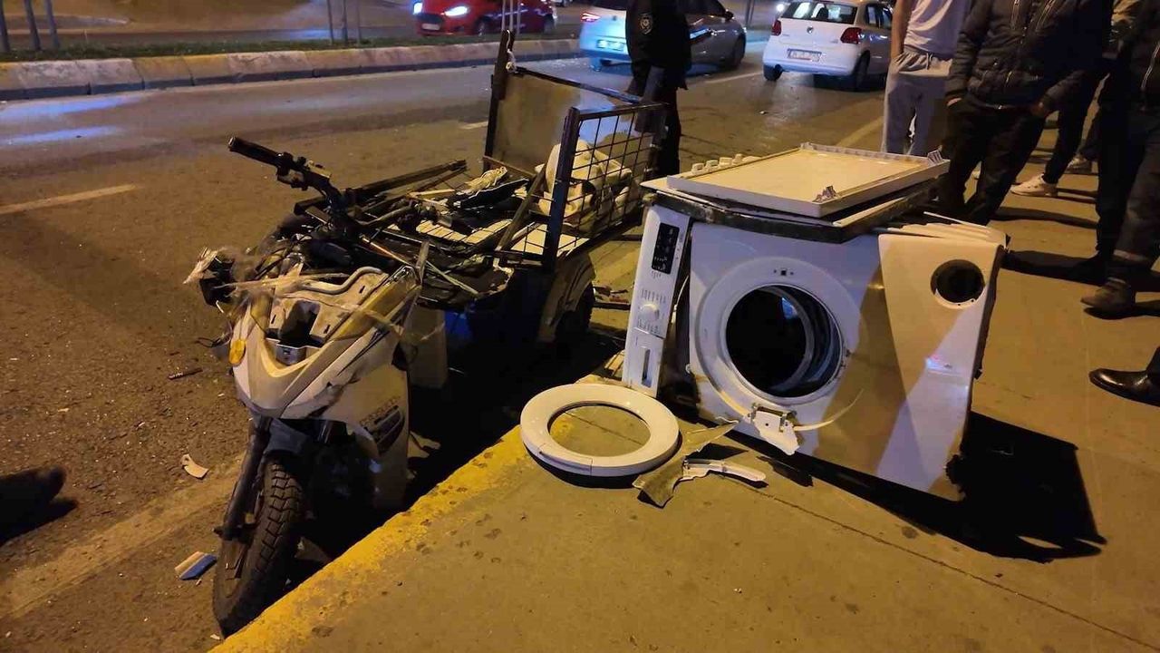 Sancaktepe Atatürk Caddesi'nde otomobil ile yük motosikleti çarpıştı: 1 yaralı