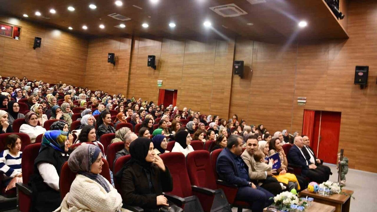 Saniye Bencik Kangal Vezirköprü'de 'Bilinçli Ebeveynlik' Söyleşisinde Ailelere Rehberlik Etti