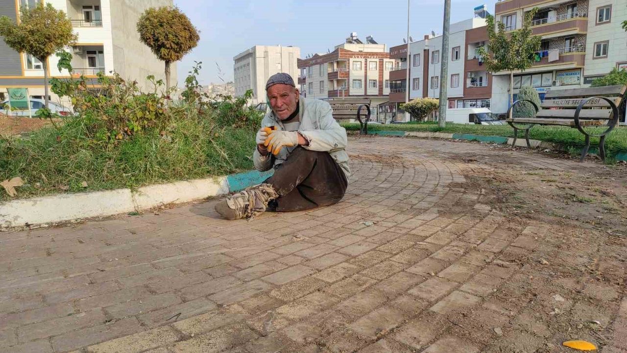 Şanlıurfa’da 70 yaşındaki Abdurrahman Alev, akülü tekerlekli sandalye yokluğunda sürünerek yaşamını sürdürüyor