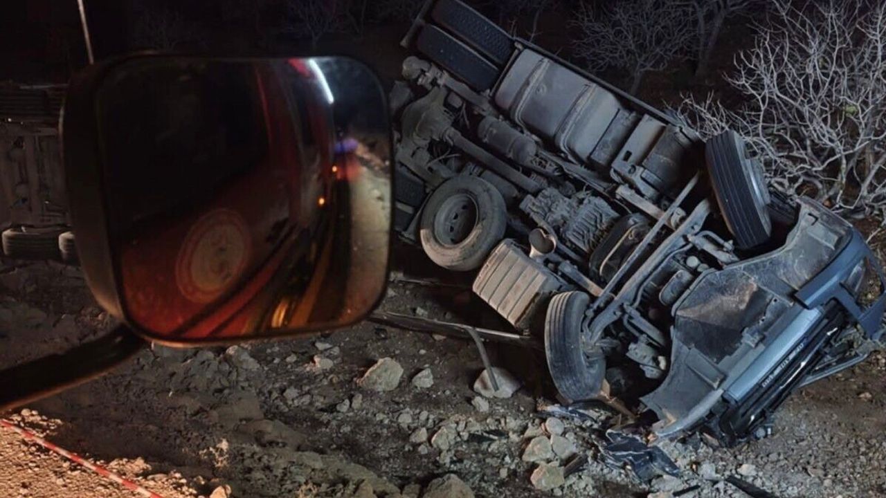 Şanlıurfa'da devrilen gübre yüklü tırın sürücüsü hayatını kaybetti