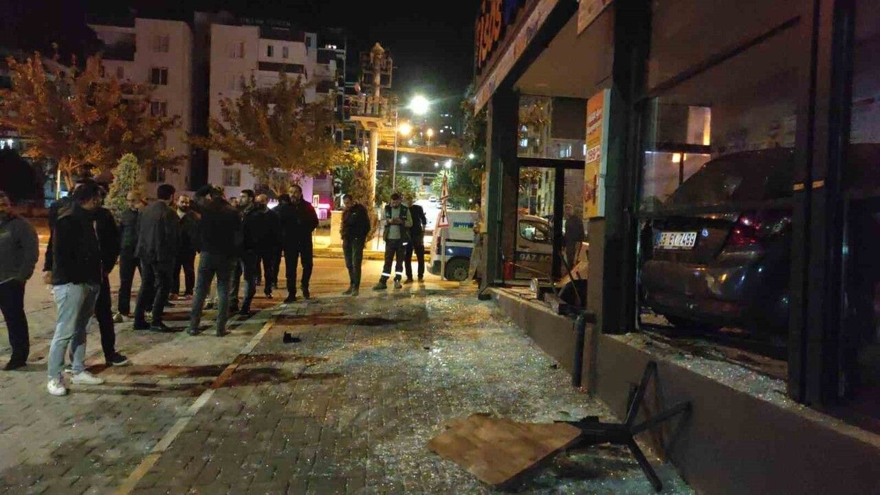 Şanlıurfa'da kontrolden çıkan araç, yeni açılan dönerci dükkanına girdi: Sürücü yaralandı