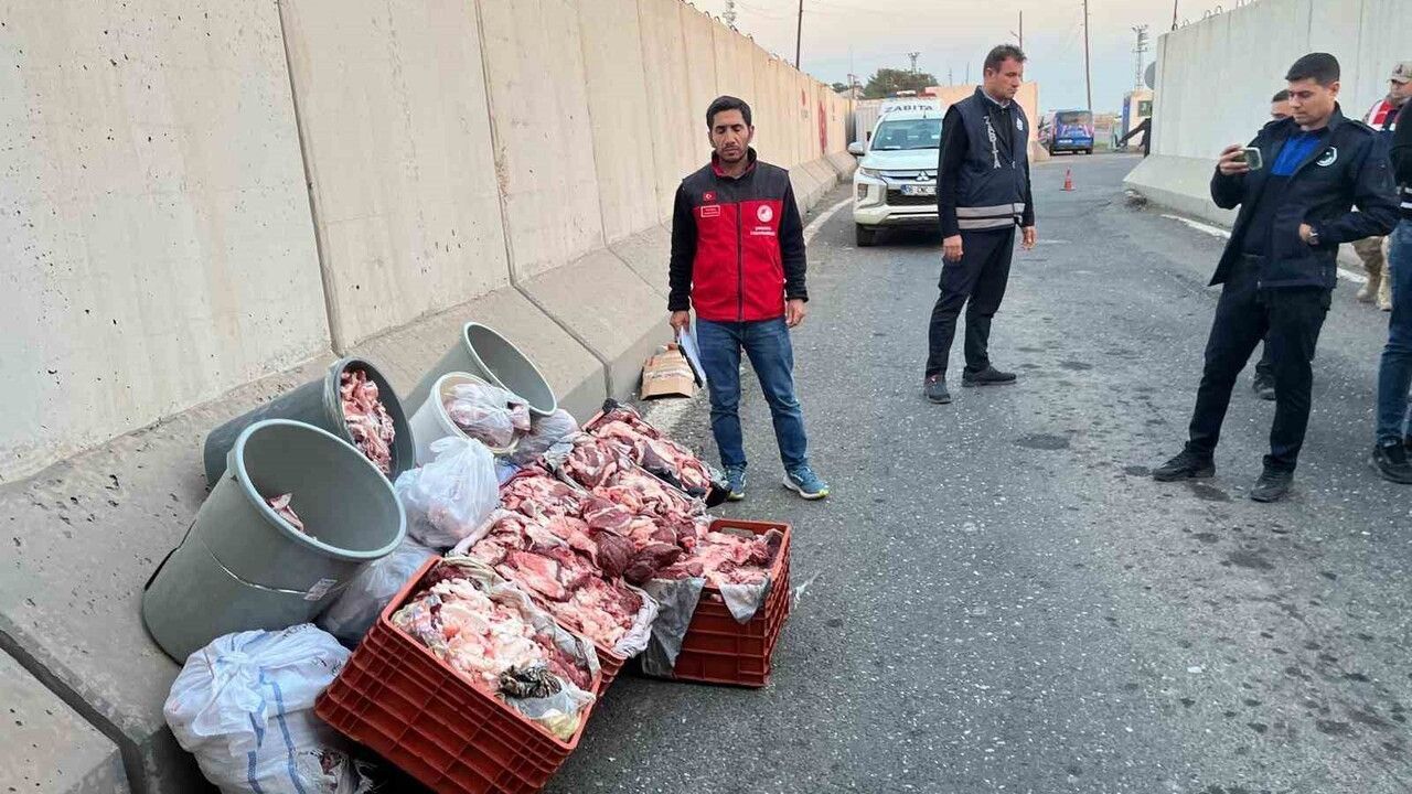 Şanlıurfa'da Mardin-Viranşehir yolunda 1 ton kaçak et ele geçirildi