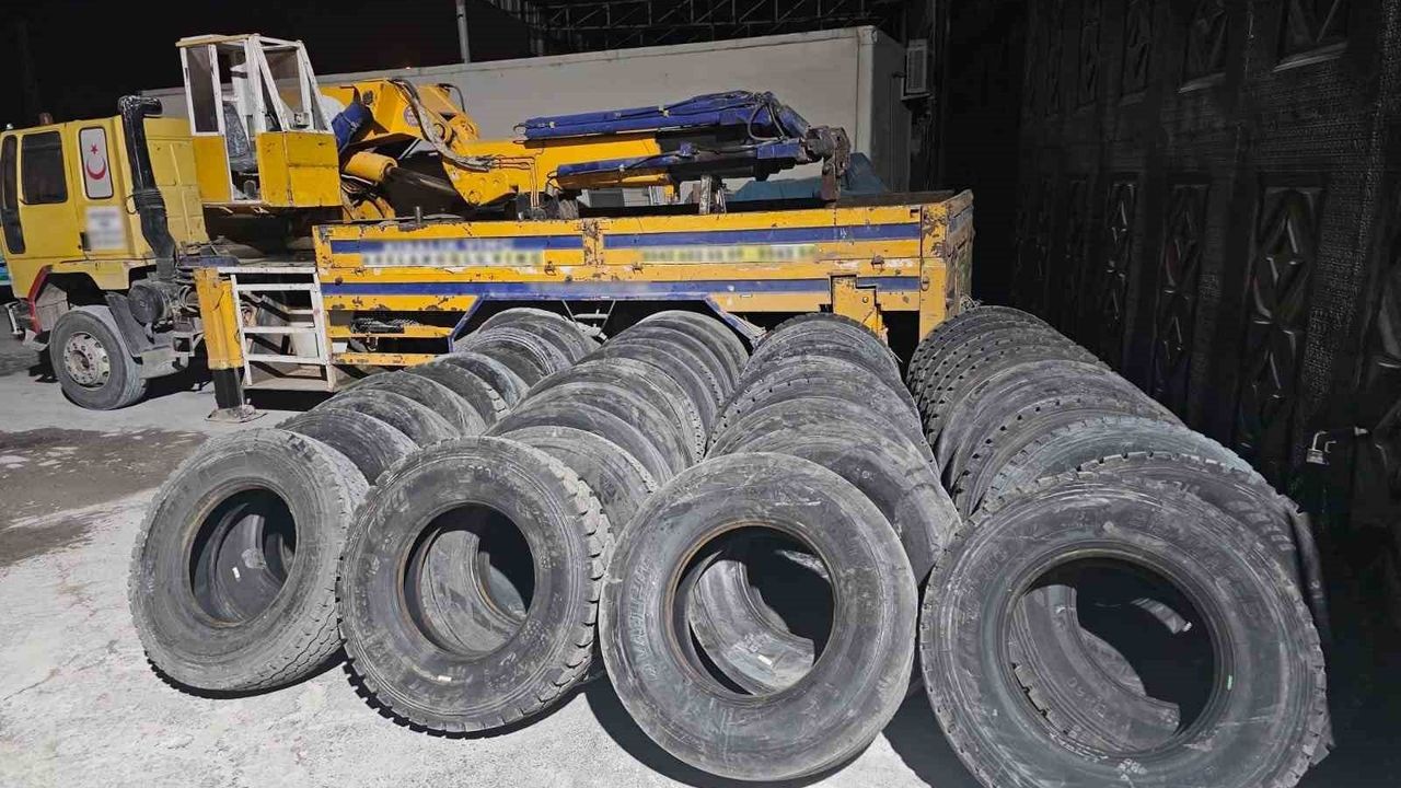 Şanlıurfa'da Otoyol Jandarma ekipleri 44 adet sahte fatura düzenlenmiş kamyon lastiği ele geçirdi