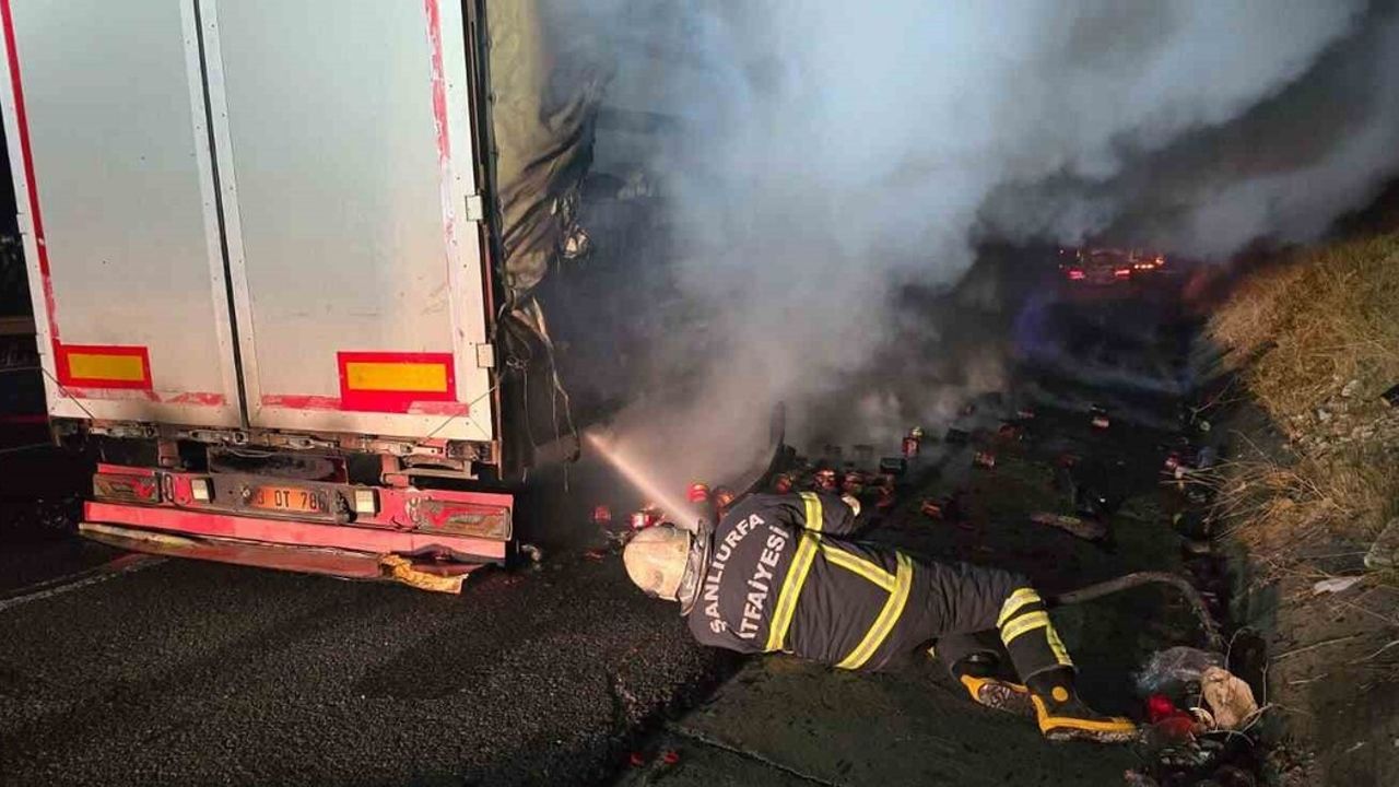 Şanlıurfa'da salça yüklü tırın dorsesinde yangın kontrol altına alındı